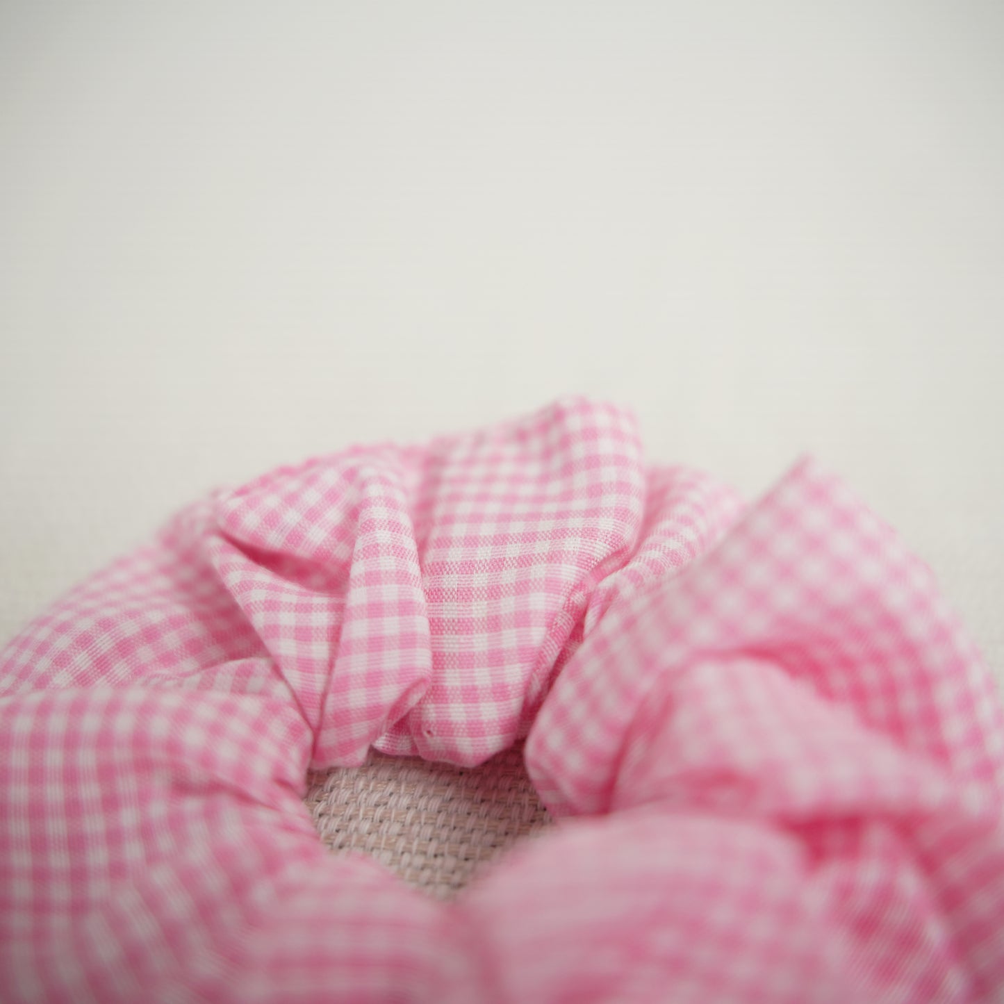 SCRUNCHIE ROSA QUADRADOS