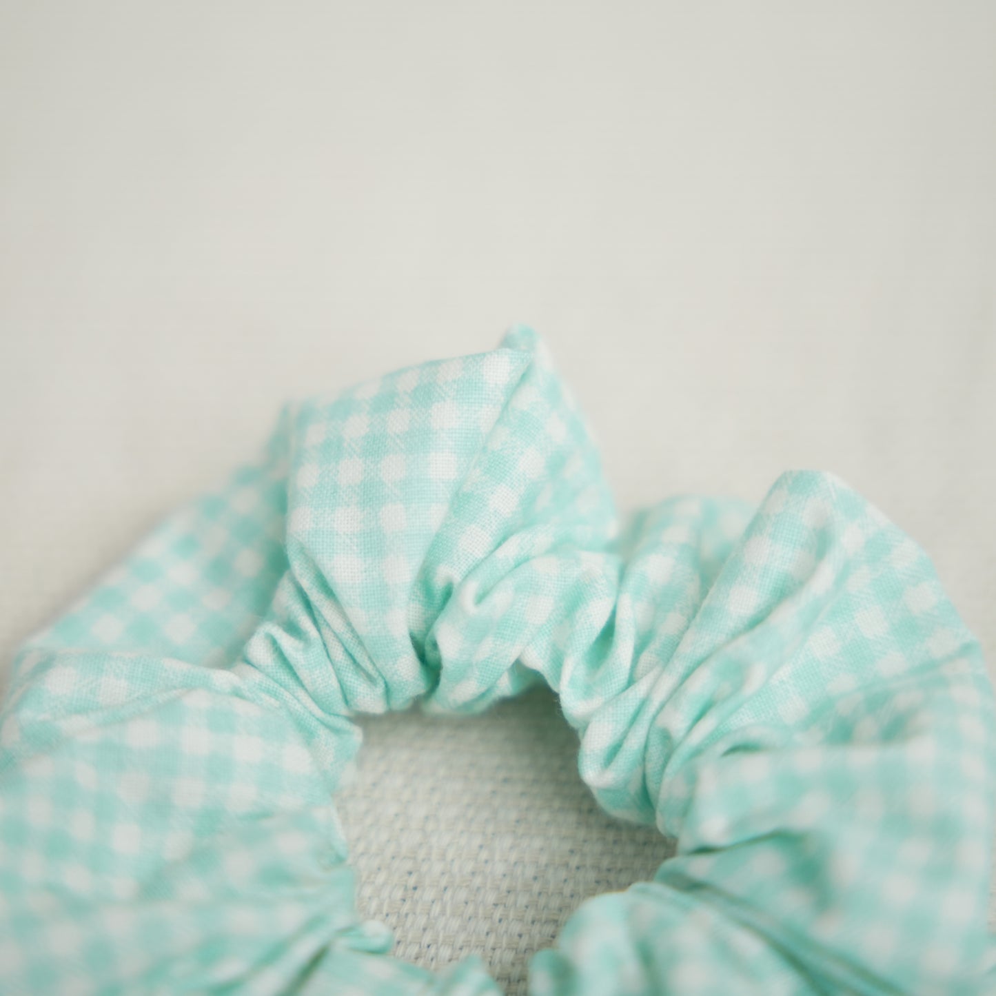 SCRUNCHIE AZUL QUADRADOS