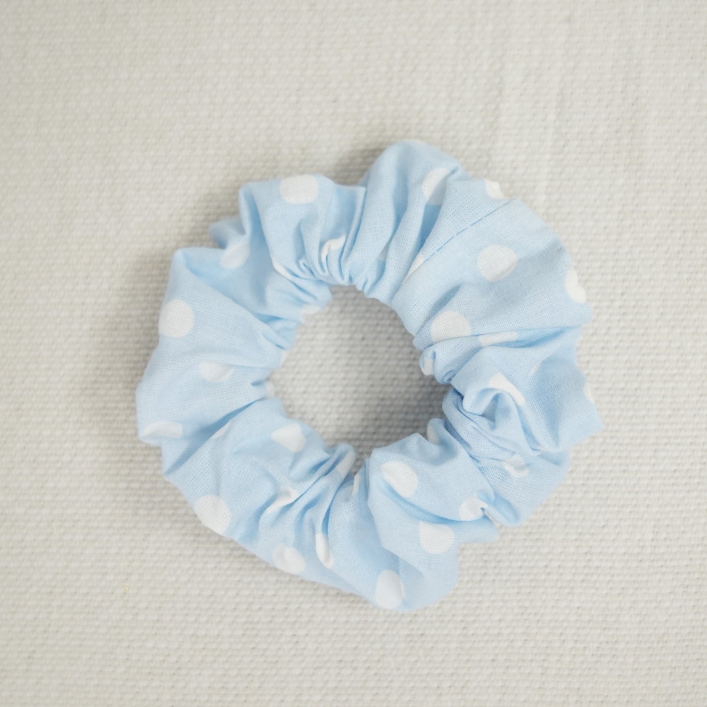 SCRUNCHIE AZUL BOLINHAS
