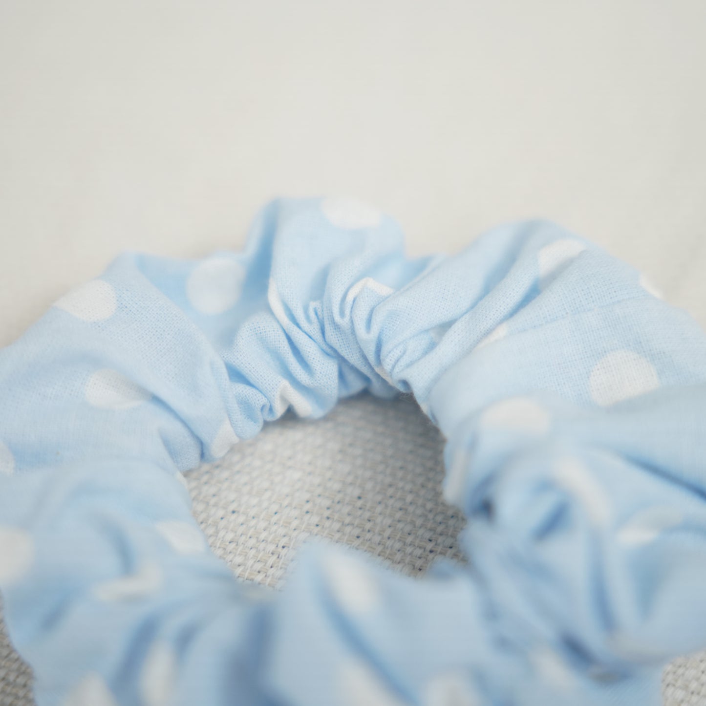 SCRUNCHIE AZUL BOLINHAS
