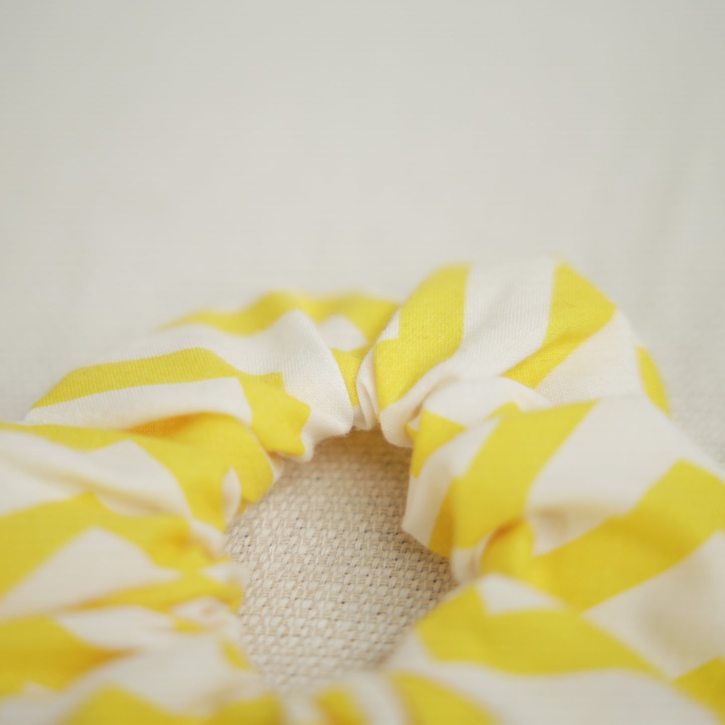 SCRUNCHIE AMARELO RISCAS