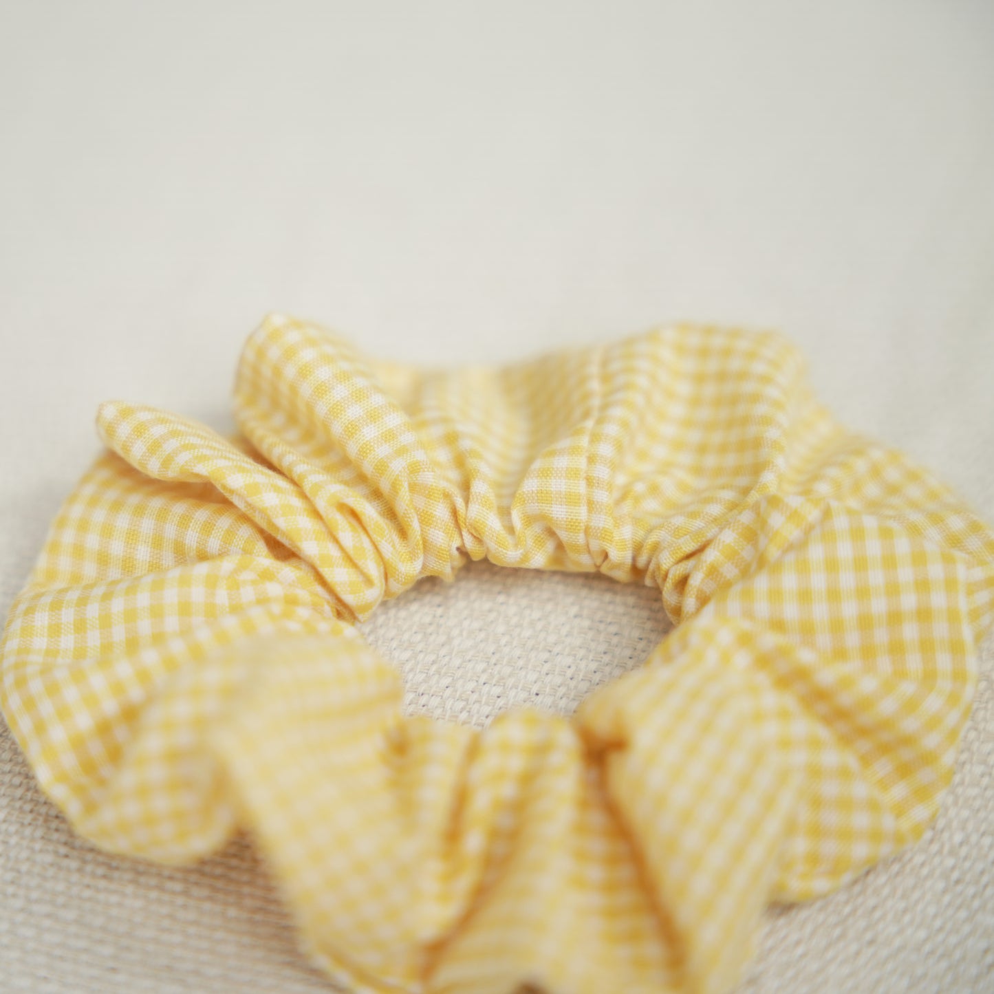 SCRUNCHIE AMARELO QUADRADOS